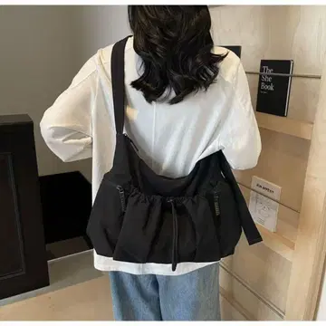 심플 블랙 미니 백팩, 대용량으로 사용하기 편리하며 일상 사용에 최적