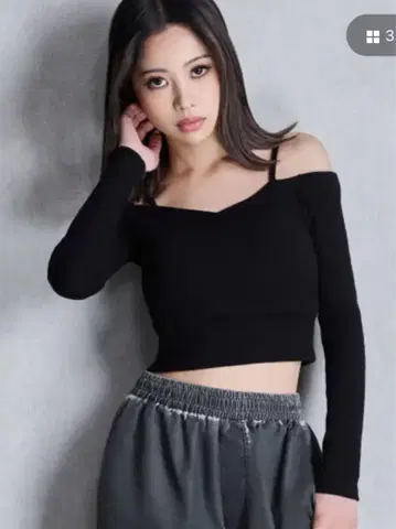 GYDA 오프숄더 블랙 긴팔 크롭