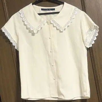 an another angelus fint 반팔 프릴 블라우스