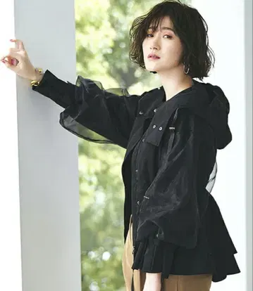 루일 에 부티크 오간자 슬리브 더블 페플럼 숏 마운틴 후드티