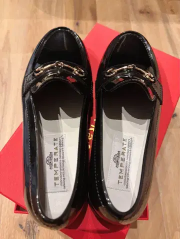 새상품급 TEMPERATE 블랙 에나멜 로퍼 38 (23.5cm)
