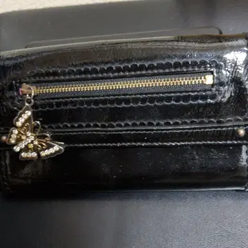 ANNA SUI 블랙 에나멜 가죽 가마구치 장지갑 새상품급