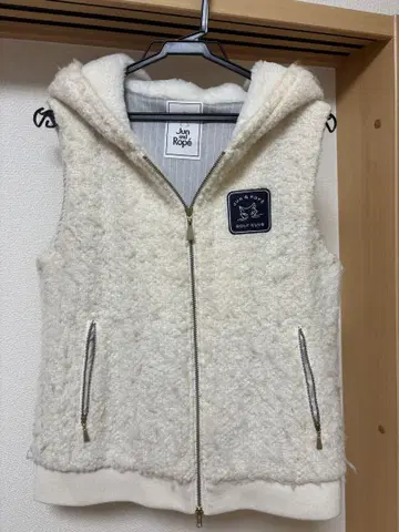 준 앤 로페 후드 부착 베스트 화이트