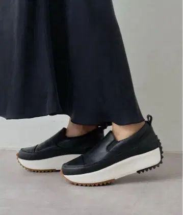 미사용 비어즐리 가죽 슬립온 23