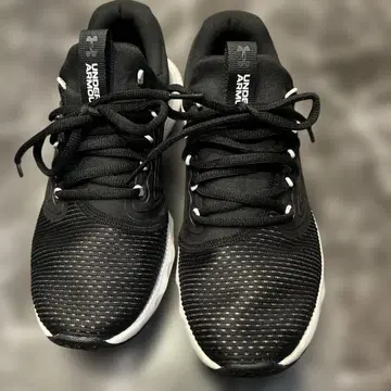 컨디션 최상! 24cm UNDER ARMOUR 블랙 스니커즈
