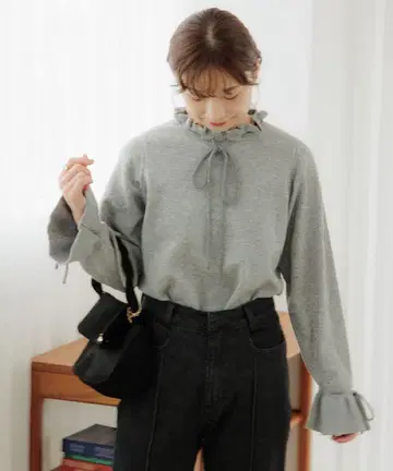 프릴이 달린 그레이 니트 스웨터