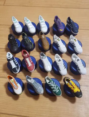 adidas. 아디다스. 미니어처 스니커즈 20종 세트 병뚜껑