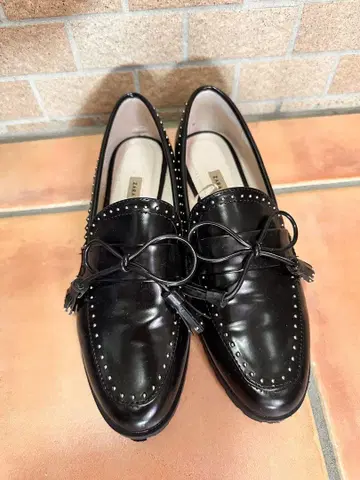 ZARA BASIC 스터드 장식 블랙 로퍼