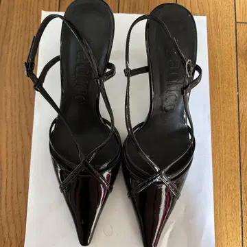 [ 미사용 새상품 ] 에나멜 스트랩 하이힐 블랙