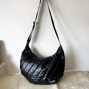 새상품급 PUMA 숄더백 블랙 퀼팅 하프문