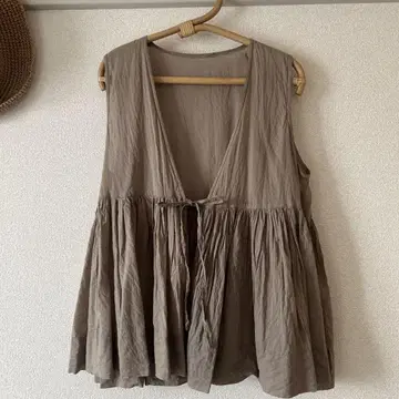 브라운 V넥 플레어 베스트