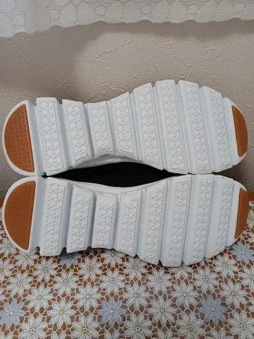 SKECHERS GOrun 600 블랙 스니커즈