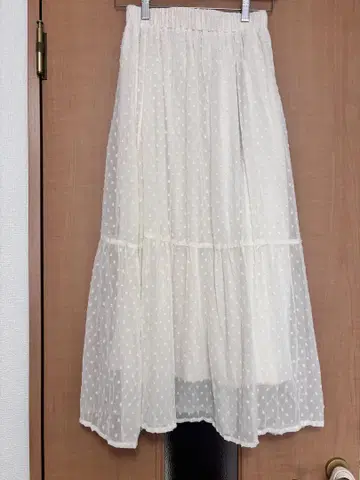 아이보리 도트 무늬 플레어 롱 스커트