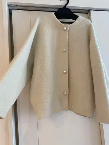 리랜드트루 노카라 니트 자켓 펄 버튼 크림색 화이트