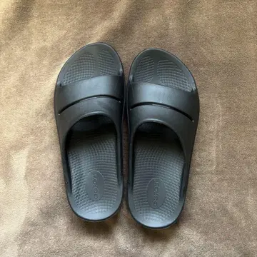 Oofos 블랙 우포스 샌들