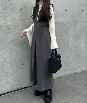 JUNOAH 슬릿 넥 원피스 차콜
