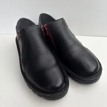 블랙 가죽 지퍼 달린 로퍼
