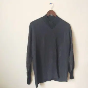 salvatore ferragamo 블랙 V넥 리브 긴팔