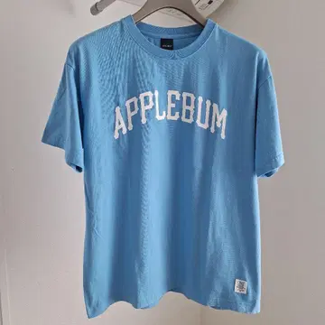 APPLEBUM 스카이블루 로고 티셔츠