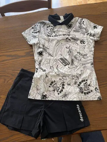 descente 피케 셔츠와 숏팬츠 세트