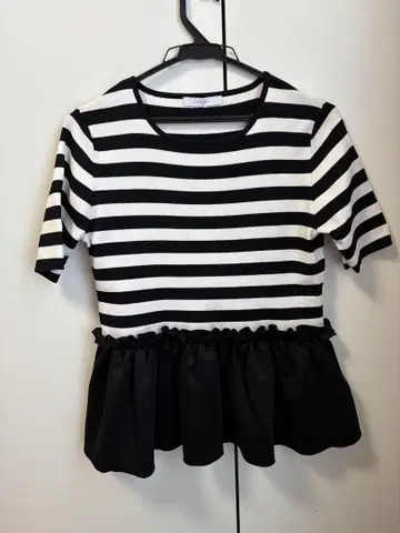 FENNEL 블랙 앤 화이트 스트라이프 티셔츠
