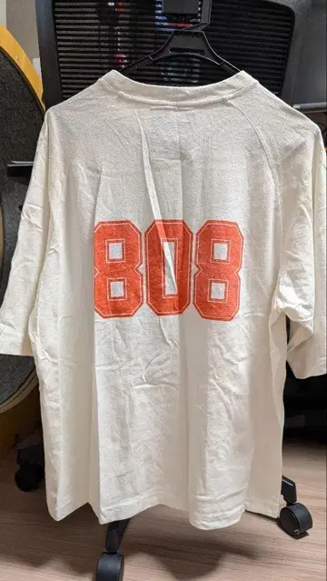 enharmonic tavern 808 프린트 아이보리 T셔츠