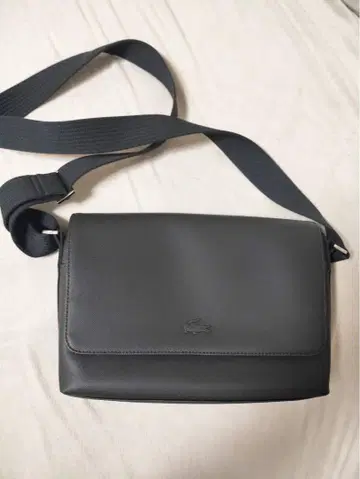 대특가 LACOSTE 남성용 클래식 메신저 백