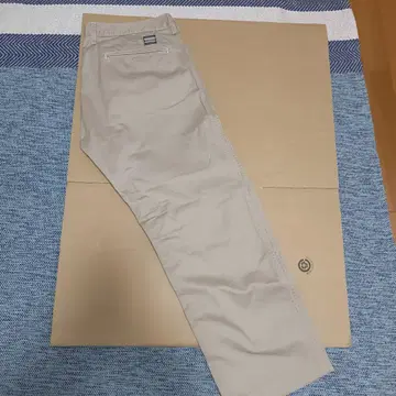 모모타로 베이지 치노 팬츠