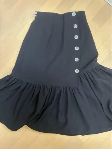 보더즈 앳 발코니 스커트