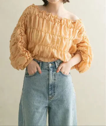 오프숄더 프릴 상의