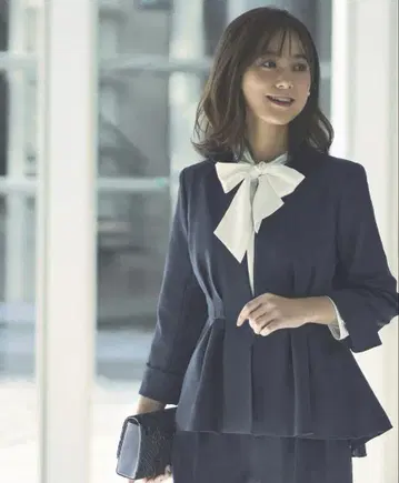 새상품급 루일 에 부티크 노카라 허리턱 페플럼 팬츠 수트 셋업 네이비