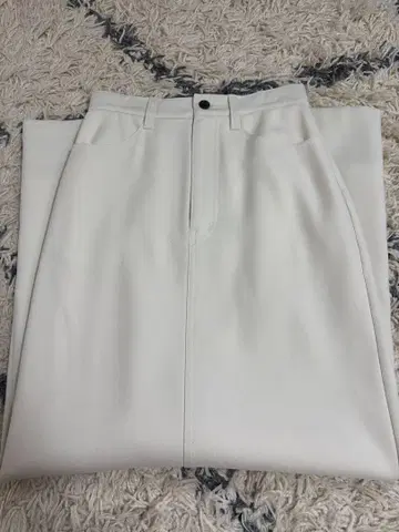 CLANE 화이트 타이트 스커트 앞 포켓 부착