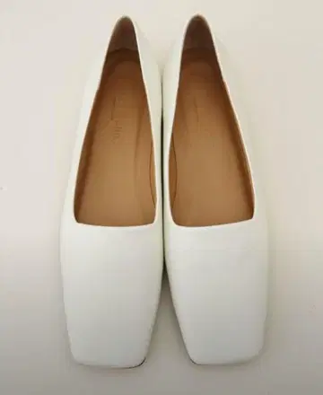 [ Odette e Odile ] 스퀘어 딥컷 플랫 화이트