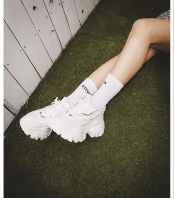 스티브 매든 화이트 스니커즈