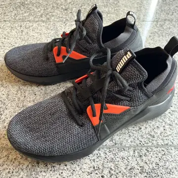 PUMA 블랙/오렌지 스니커즈