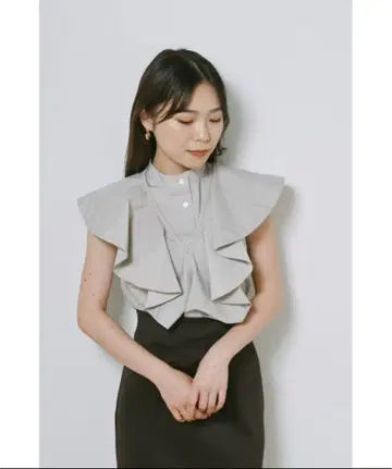 SNIDEL Sustainable 멀티웨이 프릴 칼라 블라우스