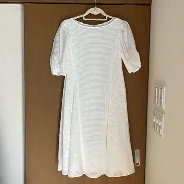 폭시 화이트 A라인 원피스 퍼프 슬리브 반팔 택 포함 미사용 새상품