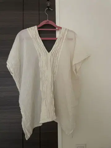 미사용 새상품 아이보리 V넥 플리츠 디자인 코튼 셔츠 태국