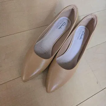 (미사용) Clarks Collection 베이지 스틸레토 펌프스