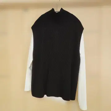 블랙 리브 니트 베스트와 화이트 긴팔 세트