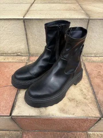 ZARA 37 통굽 부츠
