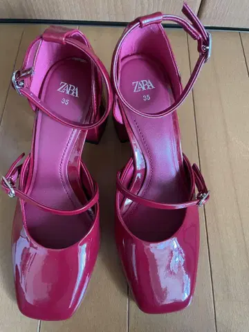 ZARA 에나멜 펌프스 35
