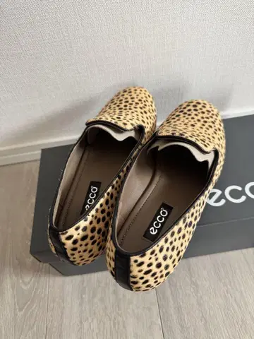 ecco 레오파드 무늬 플랫슈즈