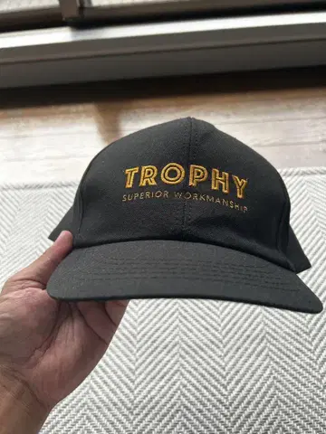 TROPHY 블랙 스냅백 캡
