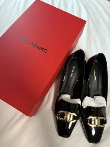 FERRAGAMO 블랙 에나멜 펌프스 간치니