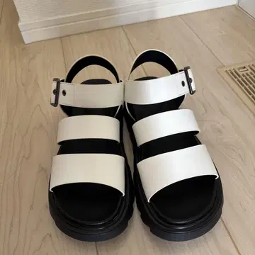 화이트와 블랙 샌들