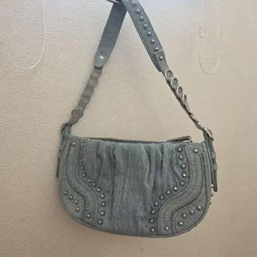 ZARA 스터드 장식 그레이 숄더백