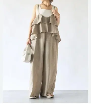 프릴 달린 베이지 오버롤