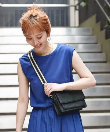 스트라이프 숄더 스트랩 블랙 숄더백