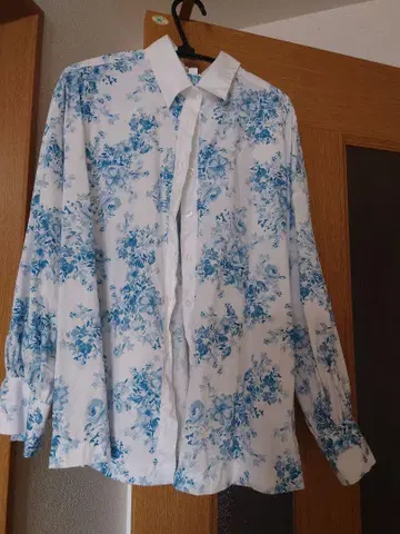 나라 까미체 블루 계열 꽃무늬 긴팔 셔츠 버튼 다운